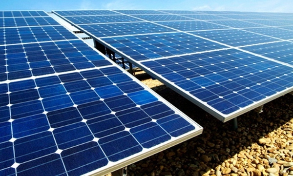 ЕС въвежда таван на цените за газа и задължителни слънчеви панели на покривите
